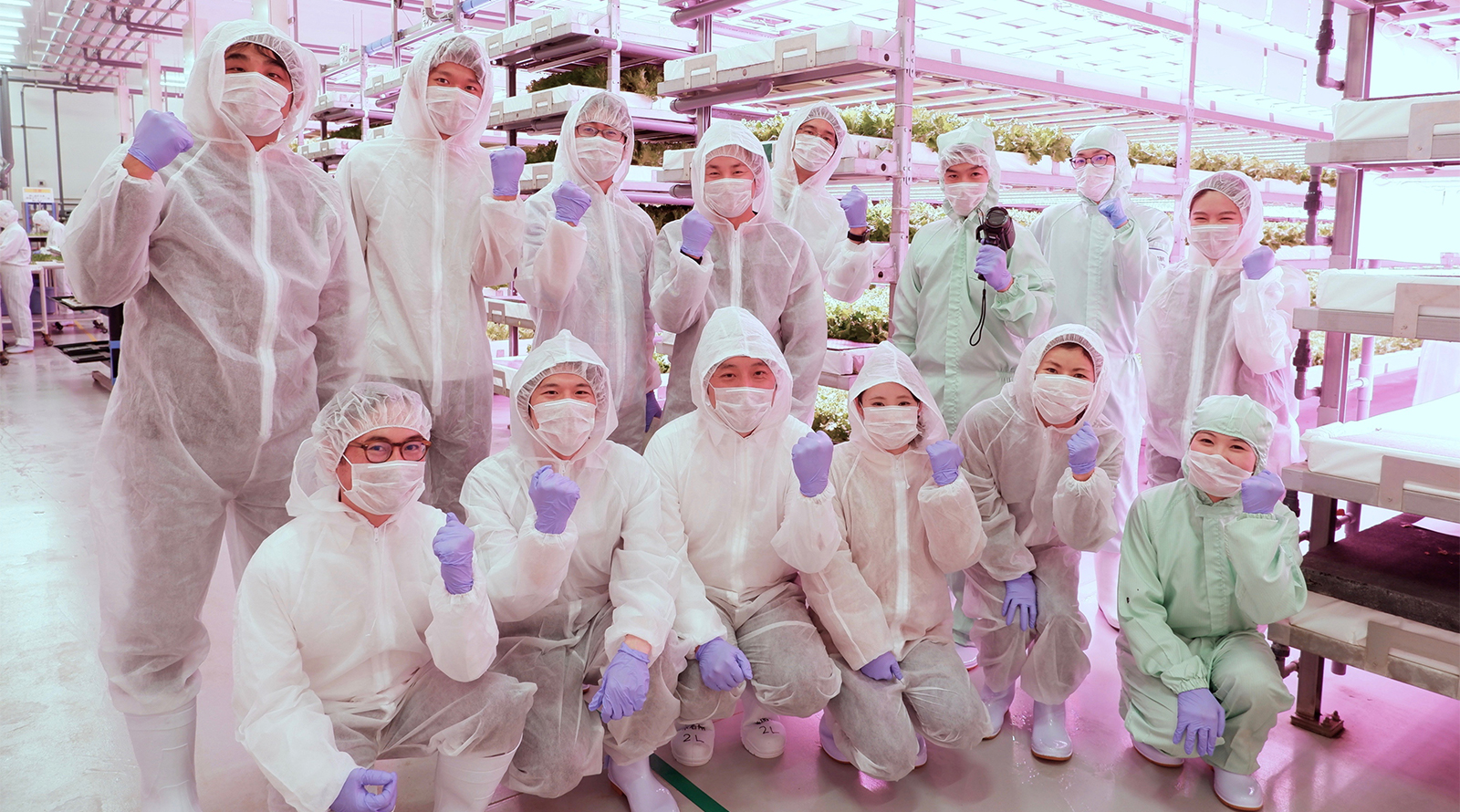 ファームシップが運営する世界最大規模の完全人工光型植物工場「富士山